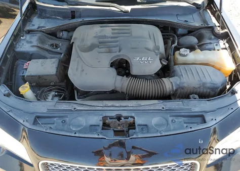 2019 Chrysler 300 Touring z USA, uszkodzony, nr VIN 2C3CCAAG1KH733179